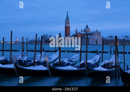 Schneebedeckte Gondeln an Dämmerung, San Giorgio Maggiore, Venedig, Italien Stockfoto