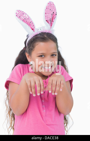 Kleines Mädchen ist eine Nachahmung des Kaninchen Stockfoto