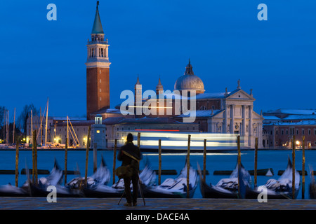 Schneebedeckte Gondeln an Dämmerung, San Giorgio Maggiore, Venedig, Italien Stockfoto