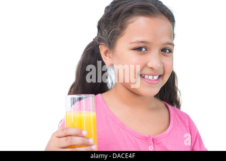 Kleines Mädchen trinken Orangensaft Stockfoto