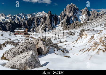 Rifugio Lavaredo Hütte mit Dolomiten Bergen im Hintergrund, Cadore, Veneto, Italien Stockfoto