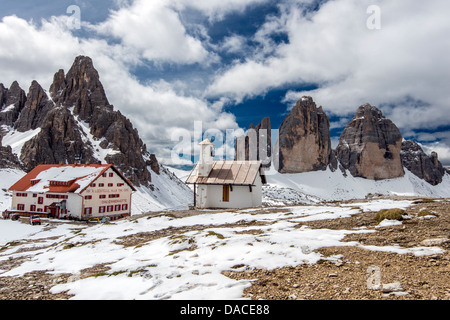 Rifugio Locatelli Hütte mit Tre Cime di Lavaredo oder Drei Zinnen hinter, Dolomiten, Cadore, Veneto, Italien Stockfoto