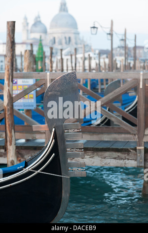 Chiesa Santa Maria della Salute und Gondeln, Venedig, Italien Stockfoto