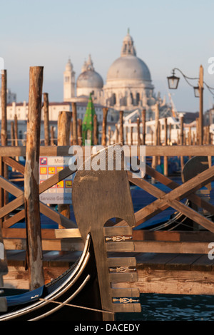 Chiesa Santa Maria della Salute und Gondeln, Venedig, Italien Stockfoto