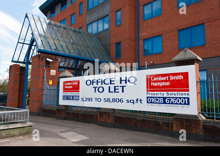 Makler Vermietung Zeichen außerhalb der Büroräume zu vermieten in Slough, Berkshire, England, GB, UK. Stockfoto