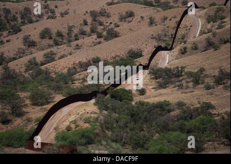 10. Juli 2013 - Nogales, Arizona, Vereinigte Staaten von Amerika - A US Border Patrol LKW fährt die Straße Grenze westlich von Nogales, Arizona  Nach Border Patrol Beamten setzt Tucson Sektor auf eine Mischung aus Technologie und Patrouillen, Schmuggel zu reduzieren. (Kredit-Bild: © wird Seberger/ZUMAPRESS.com) Stockfoto