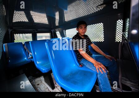 10. Juli 2013 sitzt - Nogales, Arizona, Vereinigte Staaten von Amerika - A mutmaßlicher Einwanderer in einem Lieferwagen in Nogales, Arizona warten auf Transport zu einer US Border Patrol-Anlage. (Kredit-Bild: © wird Seberger/ZUMAPRESS.com) Stockfoto