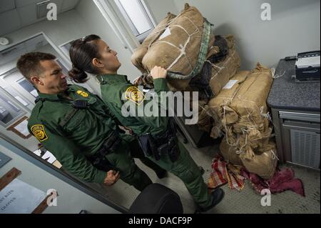 10. Juli 2013 überprüfen - Nogales, Arizona, Vereinigte Staaten von Amerika - US Border Patrol Agenten Marihuana Ballen wiegen ca. 50 Pfund an der semi-permanenten im Landesinneren Checkpoint i-19 nördlich von Nogales, Arizona  Sackleinen Säcke voller Marihuana sind oft altmodisch in Rucksäcke und trug in den USA (Credit-Bild: © Willen Seberger/ZUMAPRESS.com) Stockfoto