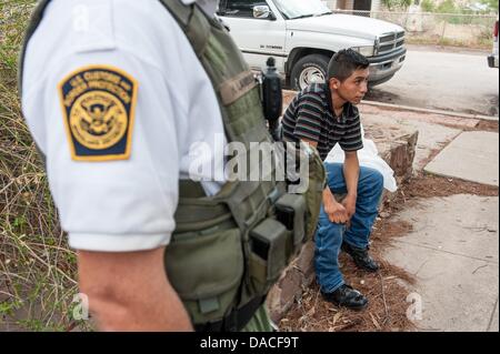 10. Juli 2013 - Nogales, Arizona, Vereinigte Staaten von Amerika - US Border Patrol Agenten verhaften einen mutmaßlichen undokumentierten Migrant in Nogales, Arizona  Der Migrant sagte, dass er den USA einmal vor eingetreten war und er hat Familie in New York. (Kredit-Bild: © wird Seberger/ZUMAPRESS.com) Stockfoto