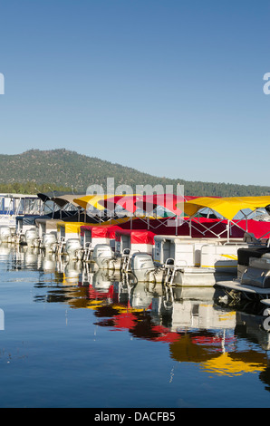 Ponton-Boote im Yachthafen, Big Bear Lake, Kalifornien. Stockfoto