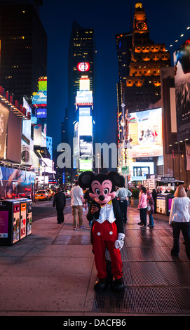 Mickey Mouse auf dem Times Square bei Nacht, Manhattan, New York City, USA. Stockfoto