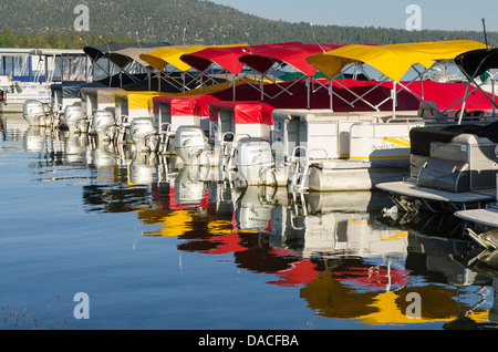 Ponton-Boote im Yachthafen, Big Bear Lake, Kalifornien. Stockfoto