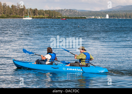 Paar Kajak auf Big Bear Lake, Kalifornien. Stockfoto