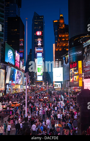 Eine belebten Times Square bei Nacht, Manhattan, New York City, USA. Stockfoto