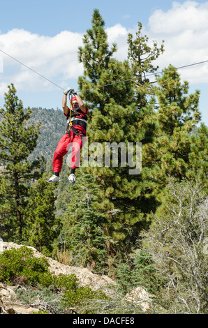 Hochseilklettern Big Bear Lake, Kalifornien. (MR) Stockfoto