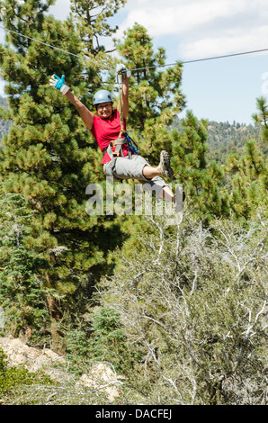 Hochseilklettern Big Bear Lake, Kalifornien. (MR) Stockfoto