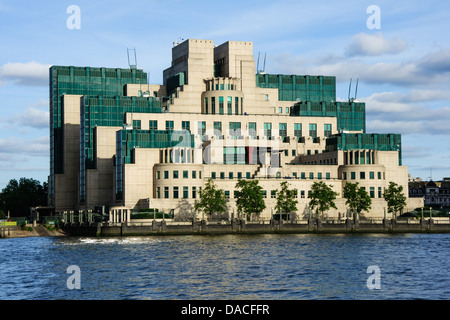 Ansicht des MI6 über Themse zu bauen. Stockfoto