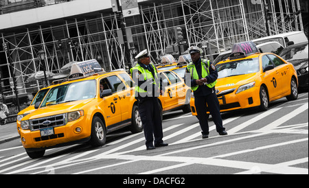 Zwei Polizisten im Dienst der Verkehr auf einer New York Street, Manhattan, NYC, USA. Stockfoto