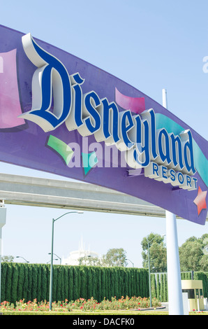 Ortseingangsschild im Disneyland Freizeitpark Resort in Anaheim, Kalifornien. Stockfoto