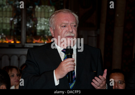 Dr. Michael Häupl, Bürgermeister und Gouverneur von Wien in Anwesenheit der muslimischen Gemeinschaft zu sprechen. Stockfoto