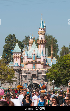 Burg und Main Street Zauberreich Disneyland, Anaheim, Kalifornien. Stockfoto