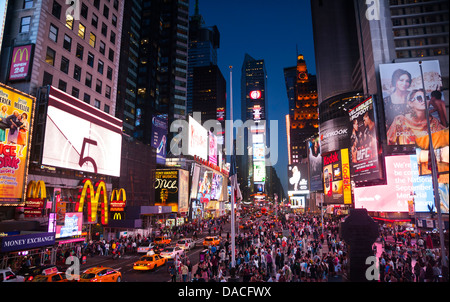 Eine belebten Times Square bei Nacht, Manhattan, New York City, USA. Stockfoto