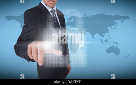 Geschäftsmann, die Auswahl eines Vorhängeschlosses Stockfoto