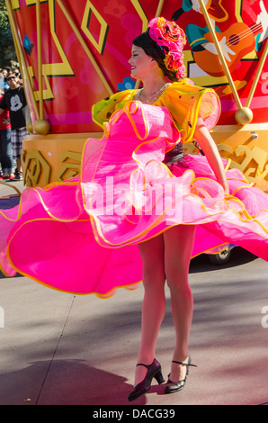 Tänzerin in der Main Street elektrische Parade Magic Kingdom in Disneyland, Anaheim, Kalifornien. Stockfoto