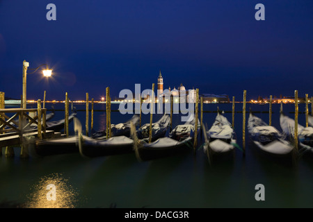 Schneebedeckte Gondeln an Dämmerung, San Giorgio Maggiore, Venedig, Italien Stockfoto