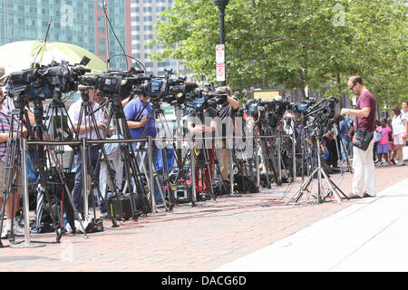 Boston, Massachusetts, USA. 10. Juli 2013. Vertreter der Medien aus Runde die Welt konzentrieren sich auf die Moakley Bundesgericht in Boston, Massachusetts auf Mittwoch, 10. Juli 2013 wie Boston Marathon Bombardierung verdächtigen Dzhokhar Tsarnaev Richter steht. Bildnachweis: Nicolaus Czarnecki/METRO US/ZUMAPRESS.com/Alamy Live-Nachrichten Stockfoto