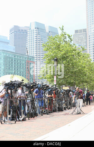 Boston, Massachusetts, USA. 10. Juli 2013. Vertreter der Medien aus Runde die Welt konzentrieren sich auf die Moakley Bundesgericht in Boston, Massachusetts auf Mittwoch, 10. Juli 2013 wie Boston Marathon Bombardierung verdächtigen Dzhokhar Tsarnaev Richter steht. Bildnachweis: Nicolaus Czarnecki/METRO US/ZUMAPRESS.com/Alamy Live-Nachrichten Stockfoto