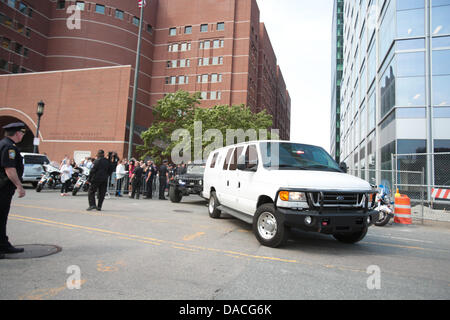 Boston, Massachusetts, USA. 10. Juli 2013. Ein Konvoi mit Boston Marathon Bombardierung verdächtigen verlässt Dzhokhar Tsarnaev Moakley Bundesgerichts in Boston, greift Massachusetts auf Mittwoch, 10. Juli 2013 wo er vor einem Richter für die 15. April 2013 ging die linken drei Tote. Bildnachweis: Nicolaus Czarnecki/METRO US/ZUMAPRESS.com/Alamy Live-Nachrichten Stockfoto