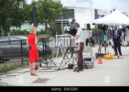 Boston, Massachusetts, USA. 10. Juli 2013. Vertreter der Medien aus Runde die Welt konzentrieren sich auf die Moakley Bundesgericht in Boston, Massachusetts auf Mittwoch, 10. Juli 2013 wie Boston Marathon Bombardierung verdächtigen Dzhokhar Tsarnaev Richter steht. Bildnachweis: Nicolaus Czarnecki/METRO US/ZUMAPRESS.com/Alamy Live-Nachrichten Stockfoto