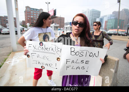 Boston, Massachusetts, USA. 10. Juli 2013. Boston-Marathon Bombardierung vermuten, dass Dzhokhar Tsarnaev Moakley Bundesgericht in Boston ankommt, greift Massachusetts auf Mittwoch, 10. Juli 2013 um Gebühren Gesicht in der 15. April 2013 die linken drei Tote. Anhänger der Zarnajew laute ihre Ansichten zu unterstützen. Bildnachweis: Nicolaus Czarnecki/METRO US/ZUMAPRESS.com/Alamy Live-Nachrichten Stockfoto