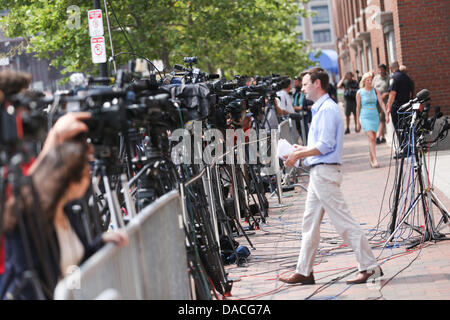 Boston, Massachusetts, USA. 10. Juli 2013. Vertreter der Medien aus Runde die Welt konzentrieren sich auf die Moakley Bundesgericht in Boston, Massachusetts auf Mittwoch, 10. Juli 2013 wie Boston Marathon Bombardierung verdächtigen Dzhokhar Tsarnaev Richter steht. Bildnachweis: Nicolaus Czarnecki/METRO US/ZUMAPRESS.com/Alamy Live-Nachrichten Stockfoto