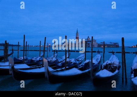 Schneebedeckte Gondeln an Dämmerung, San Giorgio Maggiore, Venedig, Italien Stockfoto