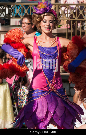 Tänzer in der Main Street elektrische Parade Magic Kingdom in Disneyland, Anaheim, Kalifornien. Stockfoto