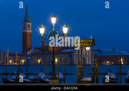 Schneebedeckte Gondeln an Dämmerung, San Giorgio Maggiore, Venedig, Italien Stockfoto