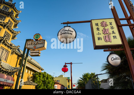 Originelle und bunte Zeichen der Hop Louie und Grandview Gardens in Los Angeles Chinatown. Stockfoto