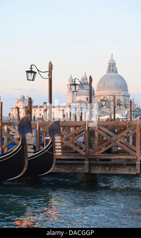 Chiesa Santa Maria della Salute und Gondeln, Venedig, Italien Stockfoto