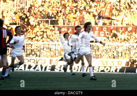 Aldo Maldera (Mailand), 14. Januar 1979 - Fußball / Fußball: Aldo Maldera von Mailand feiert sein Tor, während das italienische "Serie A" Match zwischen 0-1 Bologna Mailand in Italien. (Foto von Maurizio Borsari/AFLO) Stockfoto