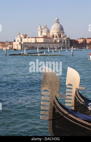 Chiesa Santa Maria della Salute und Gondeln, Venedig, Italien Stockfoto