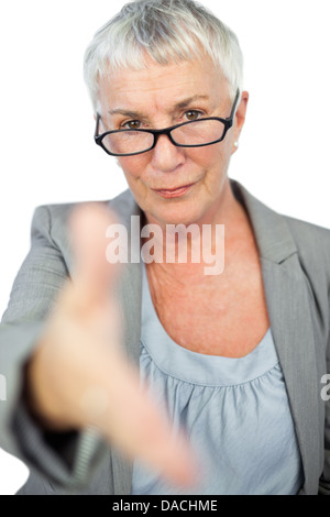 Schwere Frau mit Brille präsentieren ihre Hand für handshake Stockfoto