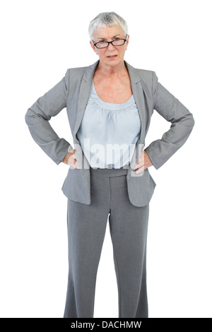 Ernsthafte Geschäftsfrau mit ihren Händen auf den Hüften Stockfoto