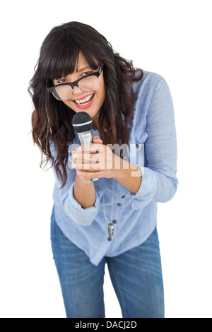 Nette Frau, eine Brille und singen mit ihrem Mikrofon Stockfoto