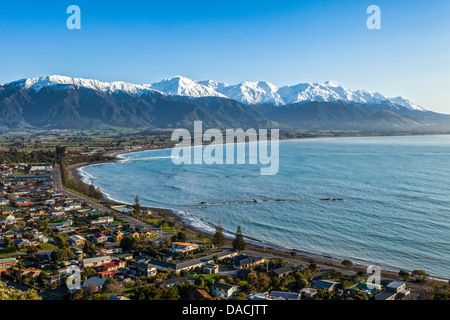 Seaward Kaikoura Range und die Stadt von Kaikoura an einem klaren Frühlingsmorgen. Die Stadt ist ein wichtiges touristisches Ziel... Stockfoto