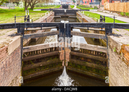 Diglis Bottom Lock am Worcester Birmingham Kanal in der Nähe der Kreuzung mit dem Fluss Severn bei Diglis, Worcester, England. Stockfoto