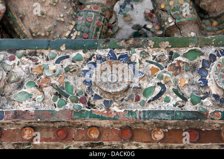 Blumen aus gebrochenen Porzellan, Wat Arun, Bangkok, Thailand Stockfoto