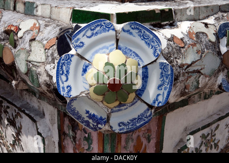 Blumen aus gebrochenen Porzellan, Wat Arun, Bangkok, Thailand Stockfoto