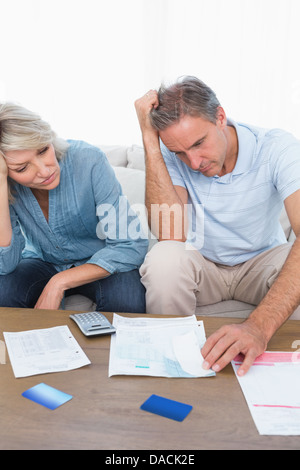 Ängstlich paar gehen über Rechnungen Stockfoto